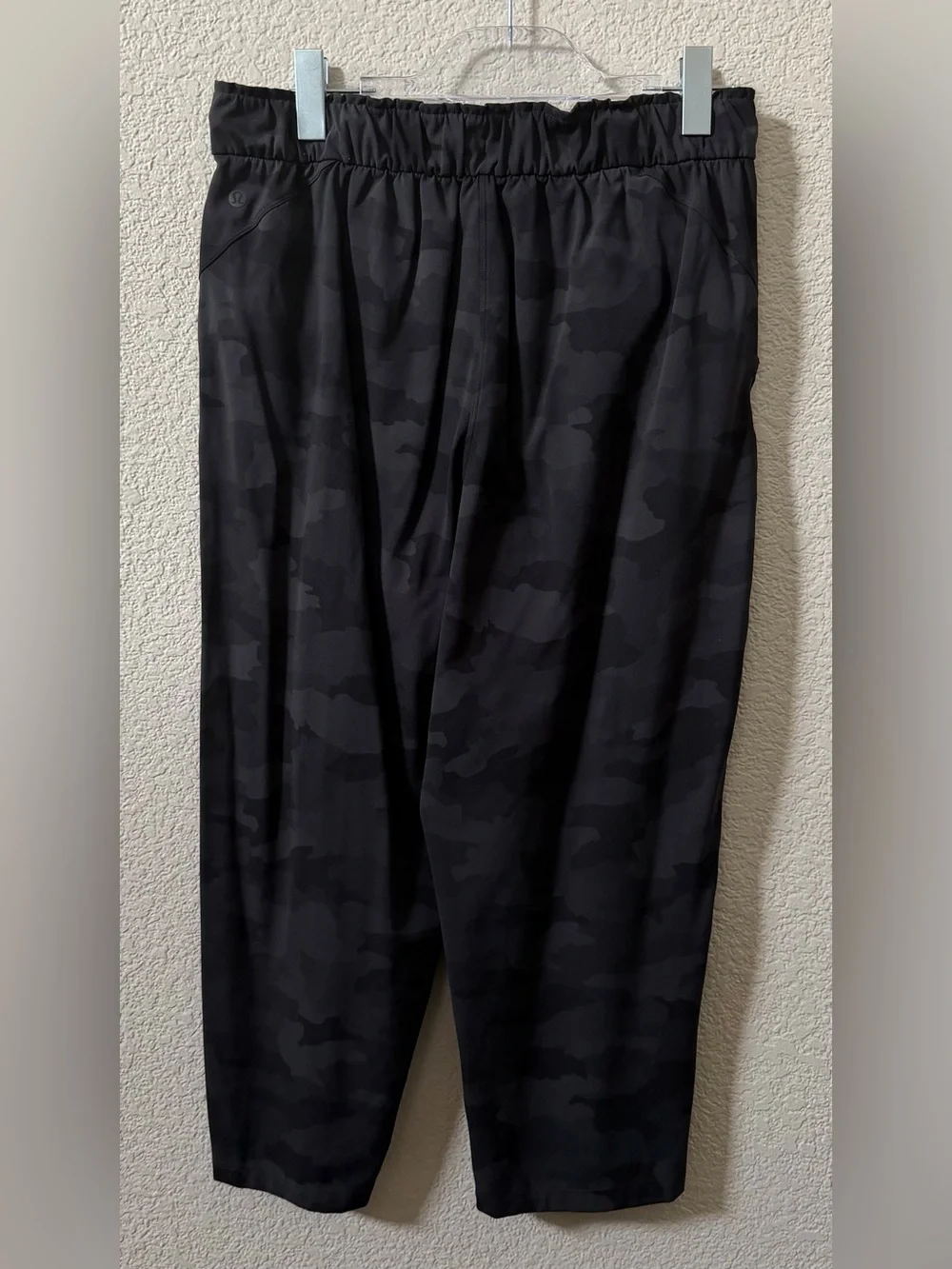 Lululemon Women’s Size 10 High Rise Crop Pull On Black Camo Straight Leg Pant